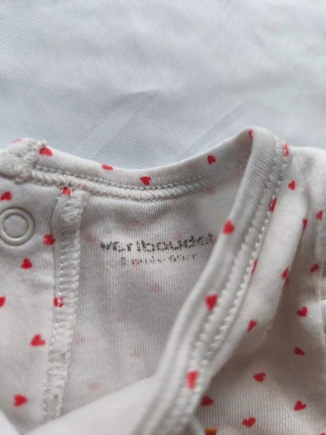Vertbaudet 3 months white baby bodysuit with small red hearts – photo 2